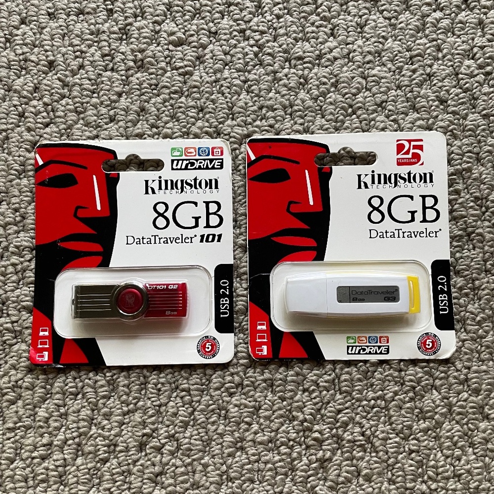 Bundle of 2 DTIG3/8GB Kingston 8GB Data Traveler USB Flash Drive In White/Yellow